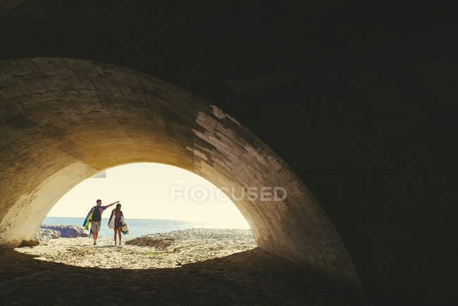 Серфінг пара проходячи через пляж підземний, Ньюпорт Біч, Каліфорнія, США — стокове фото