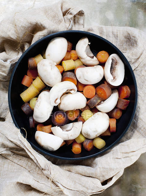 Cenouras aromatizadas e cogumelos em prato — Fotografia de Stock