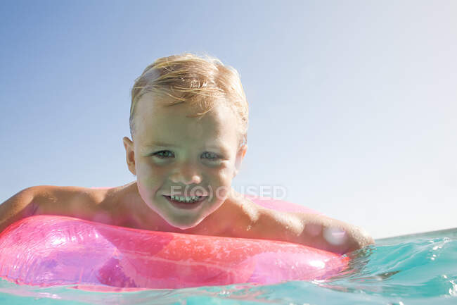 Boy in a swimming pool — Stock Photo