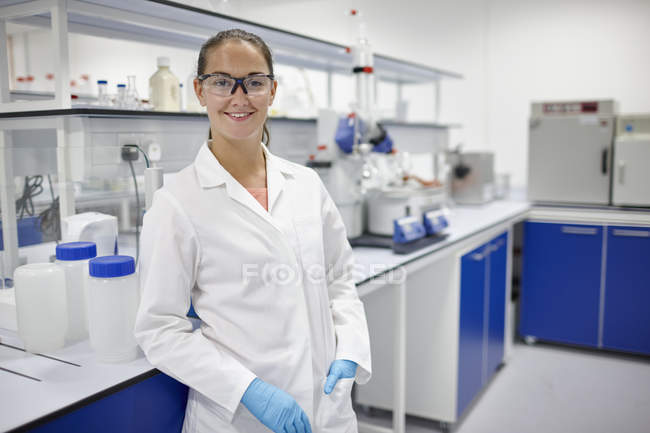 Científico sonriendo en laboratorio - foto de stock