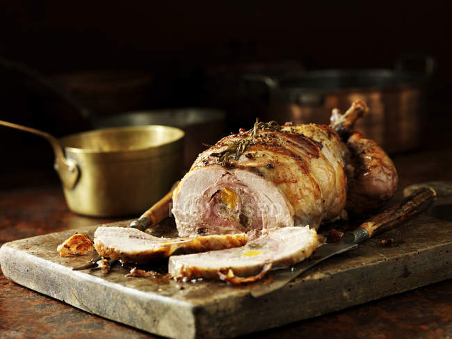 Pollo asado tallado en la mesa de la cocina - foto de stock