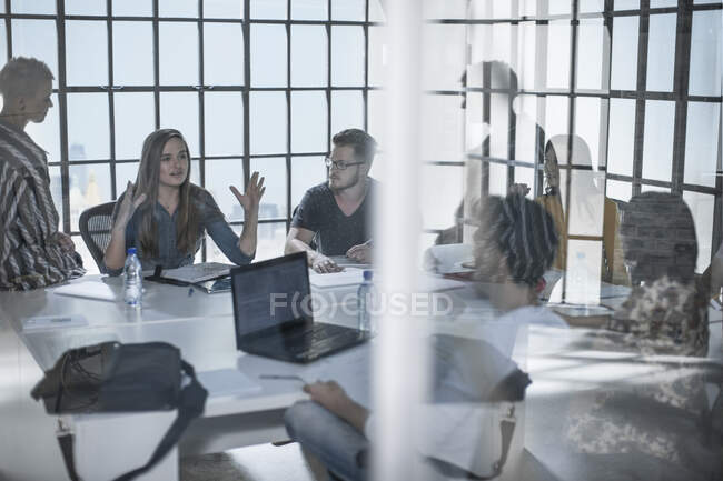 People working in New York casual office, having a presentation meeting — Stock Photo