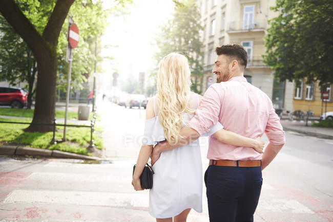 Couple marchant dans la rue et se câlinant — Photo de stock