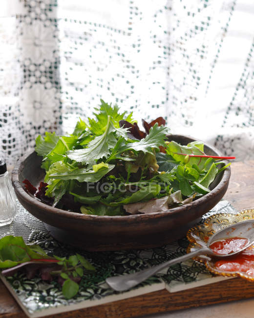 Insalata verde con condimento gazpacho — Foto stock