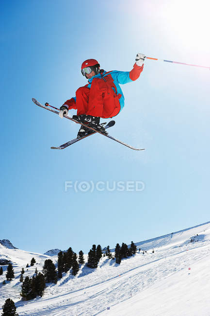 Salto de esquiador no ar — Fotografia de Stock