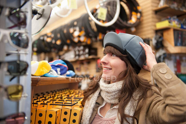 Frau beim Einkaufen in Fahrradgeschäft — Stockfoto
