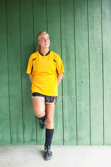Портрет девушки футболистки — стоковое фото