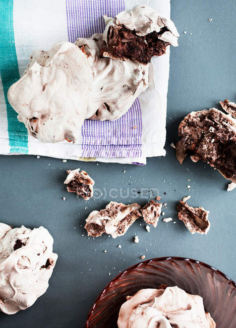 Vue du dessus des meringues au chocolat concassé — Photo de stock