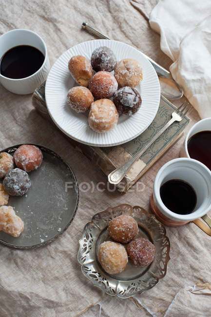 Teller mit Desserts und Kaffee — Stockfoto