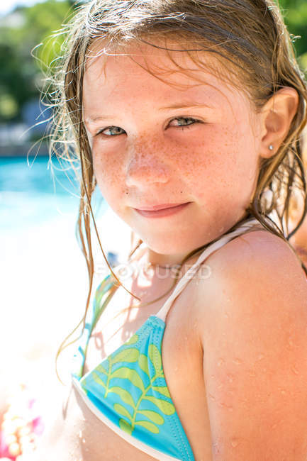Gros plan portrait de fille par piscine — Photo de stock