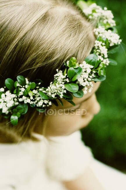 Mädchen mit Blumenkranz — Stockfoto