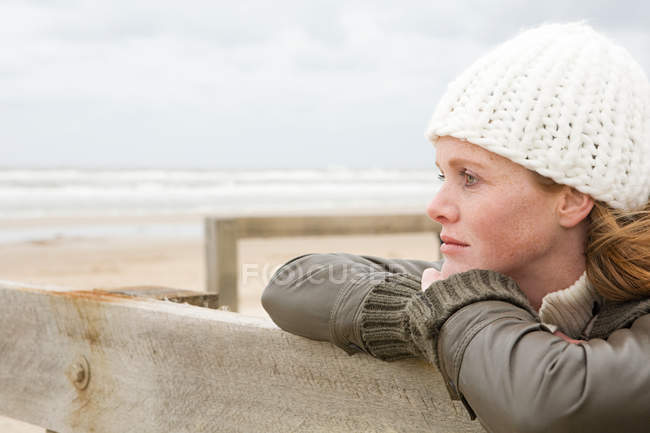 Retrato de mulher pensativa junto ao mar — Fotografia de Stock