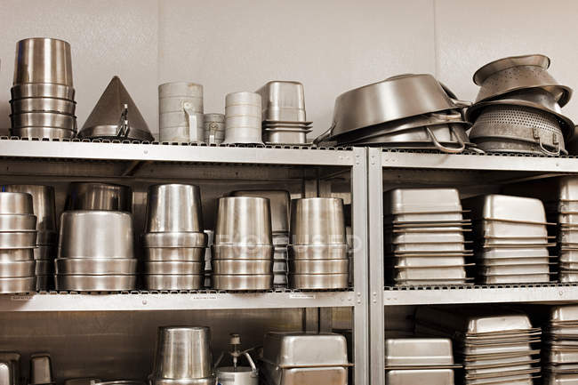 Utensílios de cozinha e latas de cozimento na cozinha comercial — Fotografia de Stock