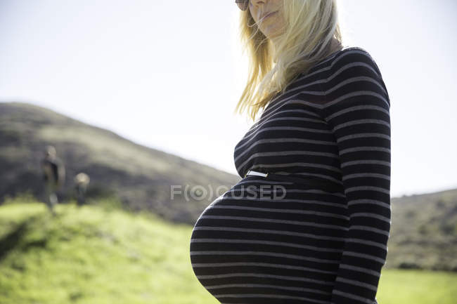 Femme enceinte profiter de la journée en plein air — Photo de stock