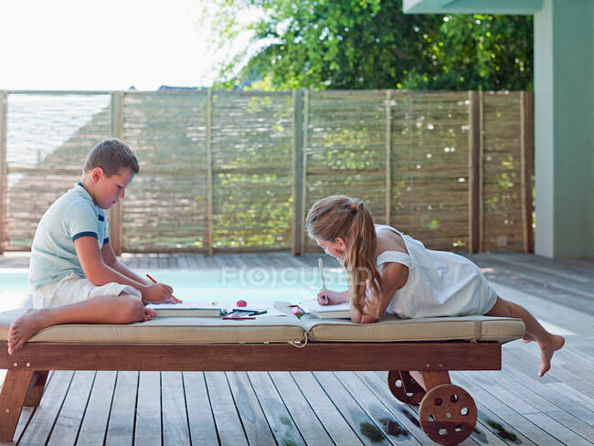 Boy and girl drawing outside — Stock Photo