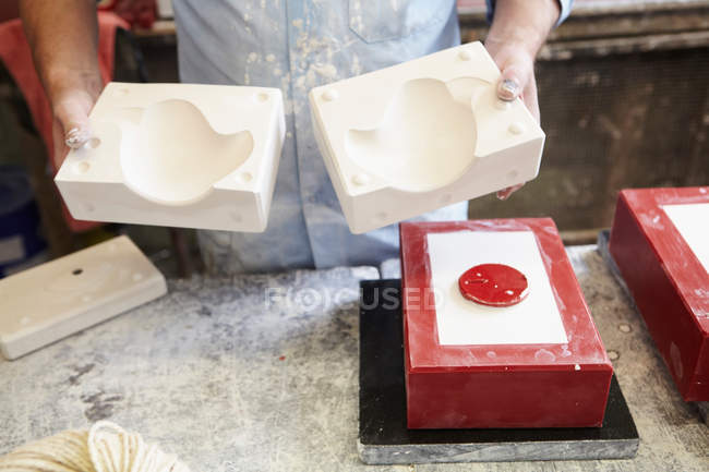 Человек с гипсовым литьем на керамической фабрике — стоковое фото