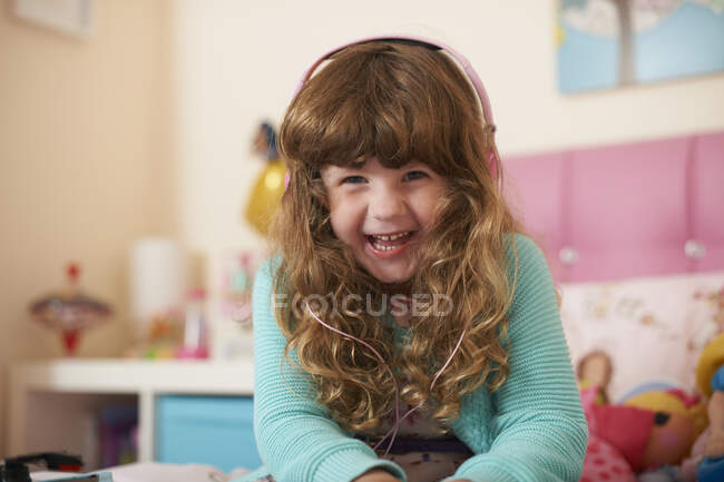 Porträt eines Mädchens im Schlafzimmer mit Kopfhörern — Stockfoto