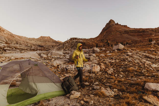 Männliche Wanderer Wandern auf felsige Landschaft, Mineralienkönig, Mammutbaum-Nationalpark, Kalifornien, USA — Stockfoto