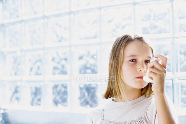 Девочка, страдающая астмой — стоковое фото