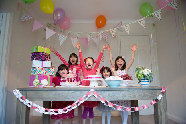 Дівчата радіють на дні народження. — стокове фото