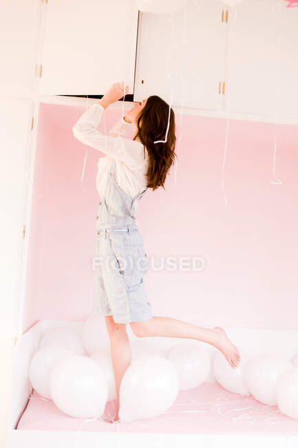 Girl playing with balloons — Stock Photo