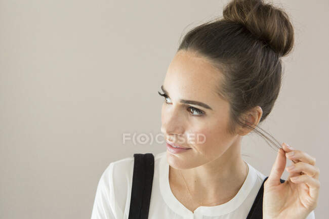 Porträt der schönen weiblichen Mode- und Lifestylebloggerin, die mit den Haaren spielt — Stockfoto