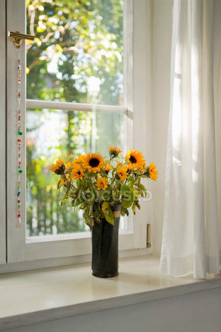 Sonnenblumenstrauß auf der Fensterbank — Stockfoto