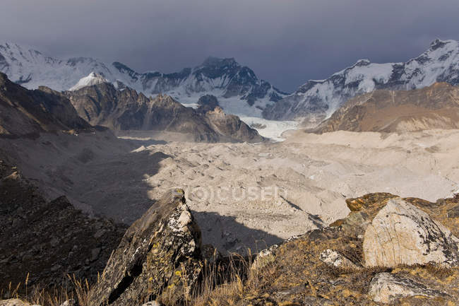 Vallée poussiéreuse avec montagnes enneigées — Photo de stock
