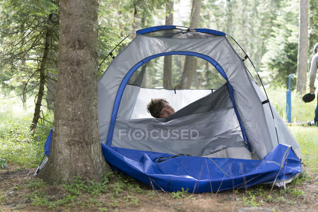 Teenager steigt aus Zelt, Washington, USA — Stockfoto