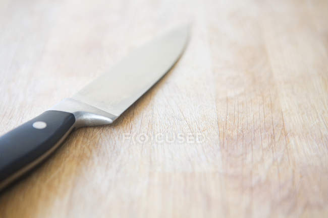 Close up de faca de cozinha na tábua de corte — Fotografia de Stock