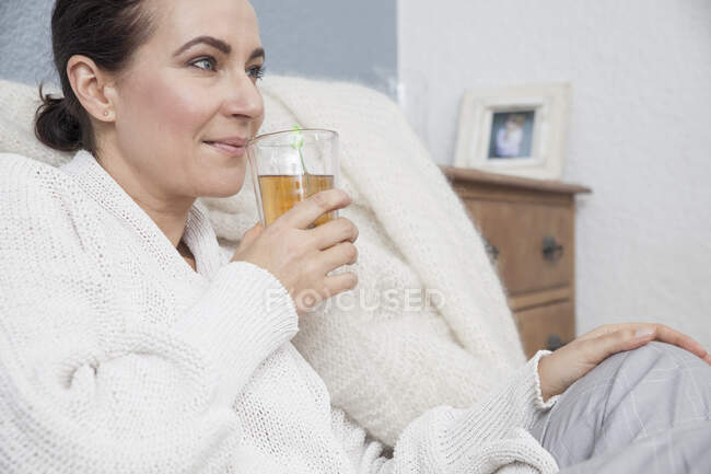 Женщина отдыхает дома, выпивает — стоковое фото
