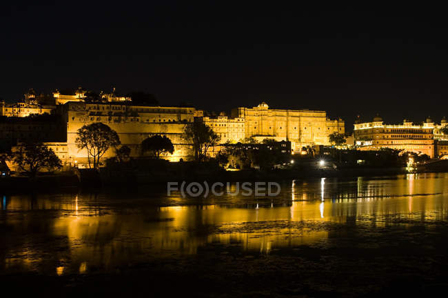 Городской дворец и озеро Пичола — стоковое фото