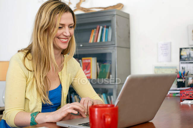 Woman using laptop computer — Stock Photo