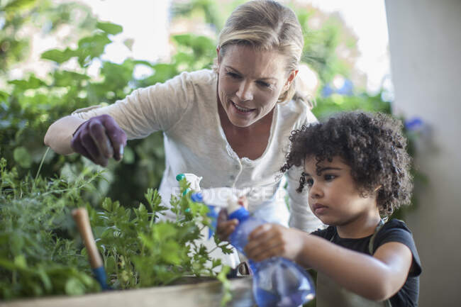 Cape Town, South Africa, mother and daughter planting herbs — Stock Photo