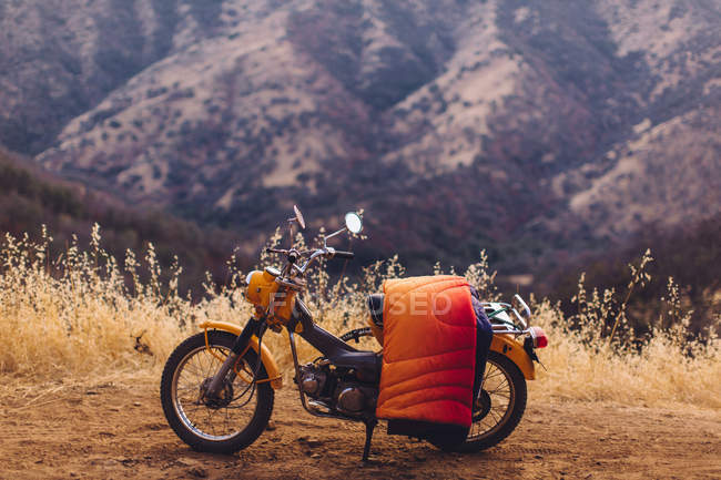 Motorrad mit Decke über Sitz, Mammutbaum-Nationalpark, Kalifornien, USA — Stockfoto