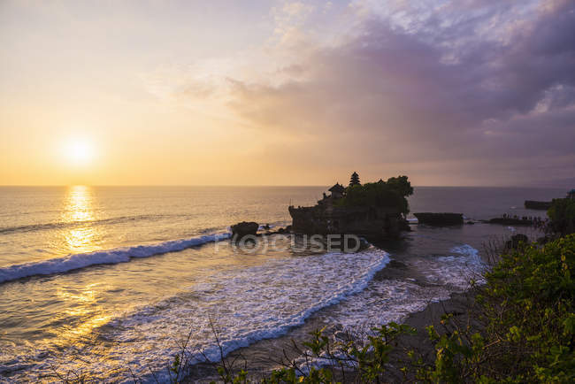 Templo do lote de Tanah no por do sol, Bali, Indonésia — Fotografia de Stock