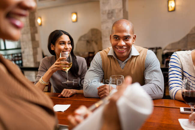 Leute in der Weinbar — Stockfoto