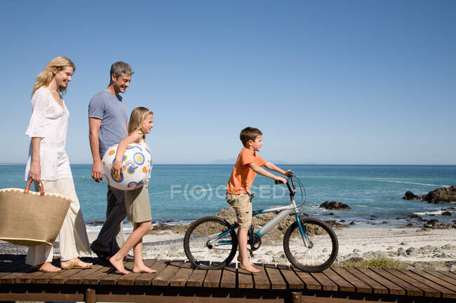 Familia en la costa - foto de stock