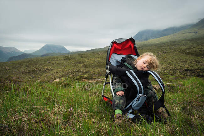 Menina da criança dormindo em portador — Fotografia de Stock