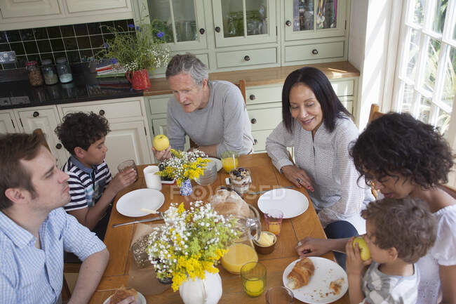 Familie genießt gemeinsames Essen — Stockfoto
