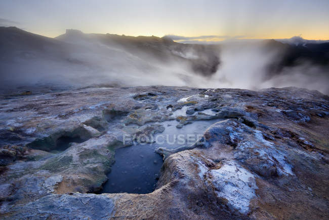 Namafjall área geotérmica rochas com vapor, Islândia — Fotografia de Stock