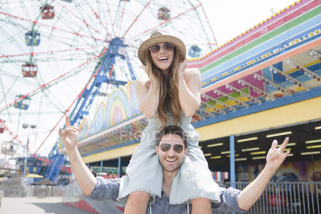 Contemporary couple having a good time in amusement park — Stock Photo