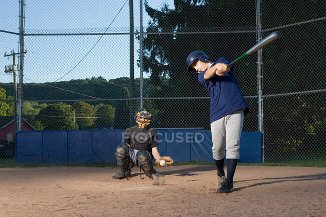 Teenager vermisst Baseball — Stockfoto