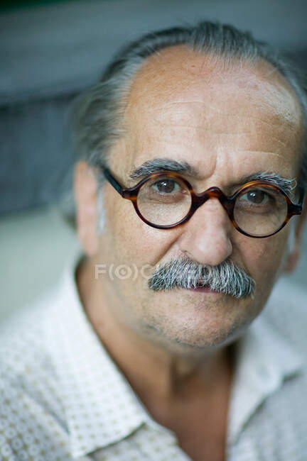 Retrato de un hombre mayor con bigote - foto de stock