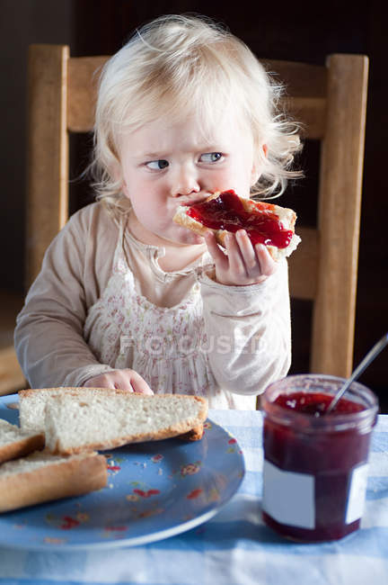 Femmina bambino mangiare pane e marmellata — Foto stock