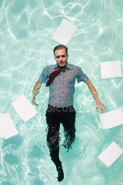 Trabajador de oficina en piscina - foto de stock