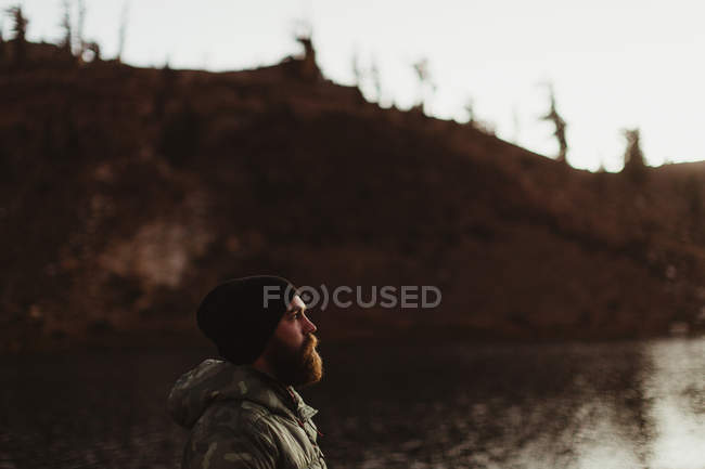 Мужской турист смотрит на озеро, Минерал Кинг, Национальный парк Секвойя, Калифорния, США — стоковое фото