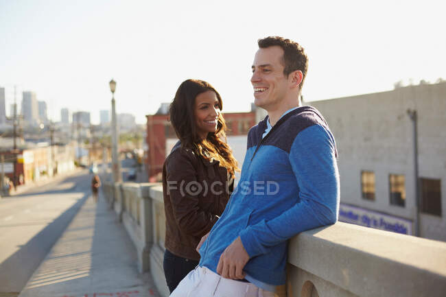 Couple bavardant sur le pont — Photo de stock