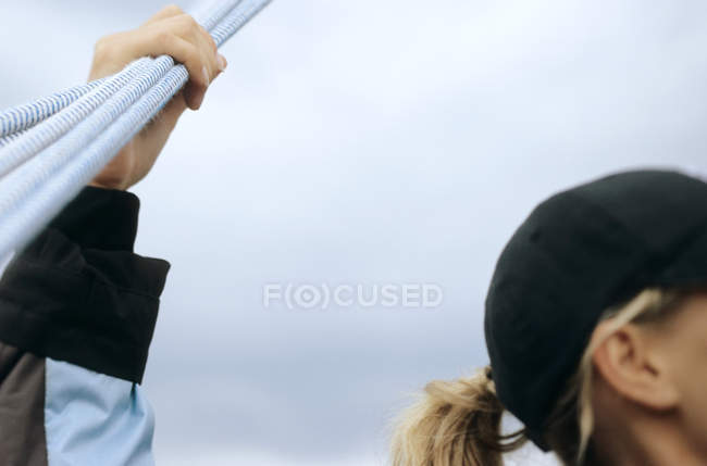 Close-up de mulher segurando corda — Fotografia de Stock