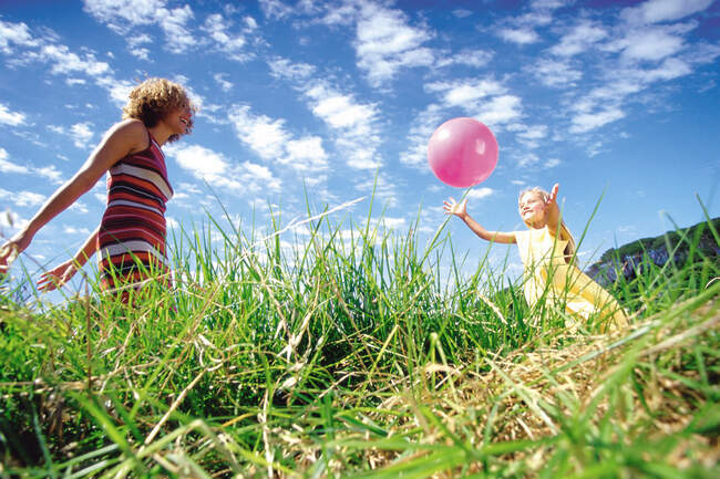 Mother and daughter playing with ball — Stock Photo